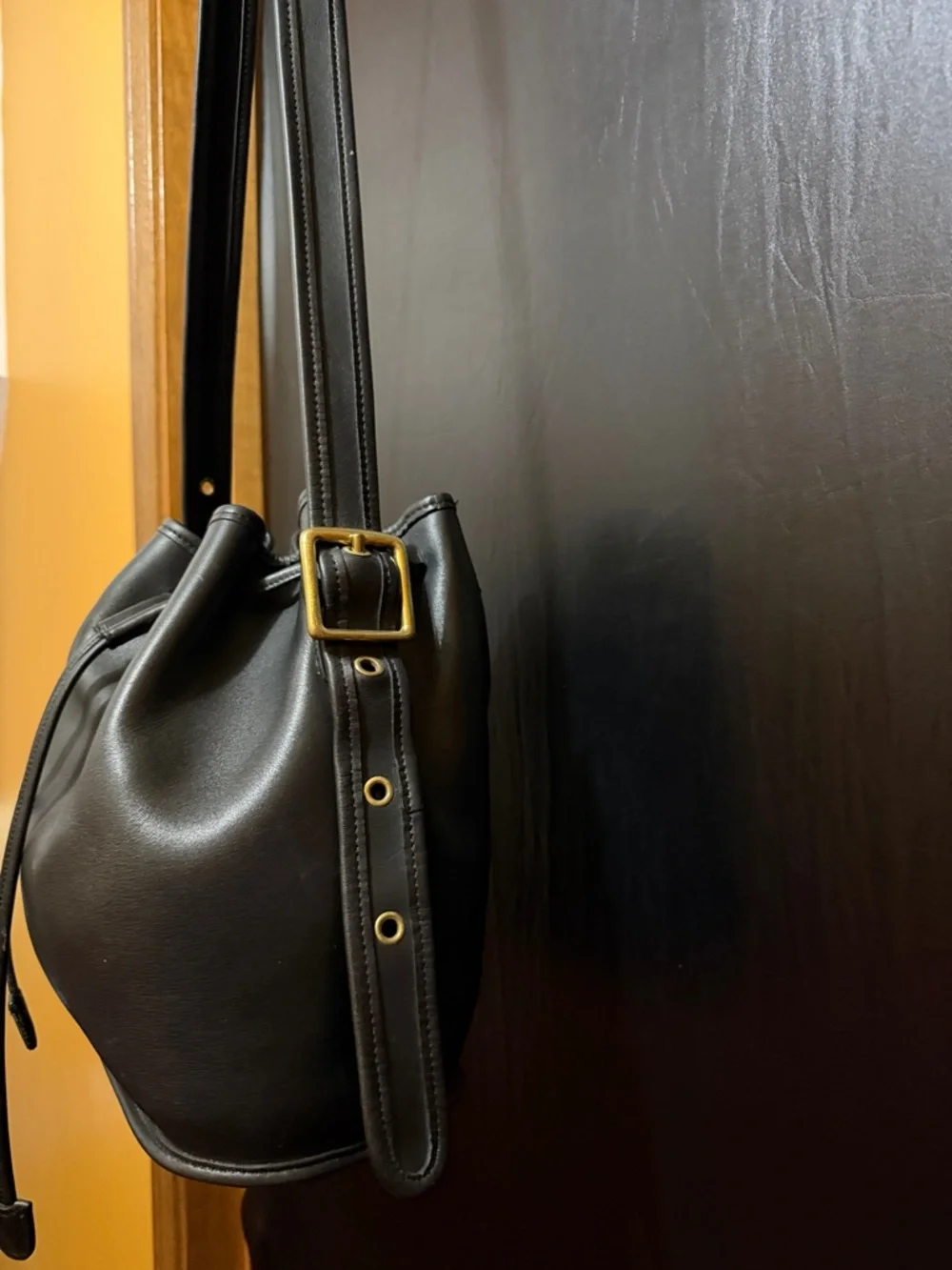 Authenic Coach Black cowhide Leather bucket purse with drawstrings. - Picture 4 of 11